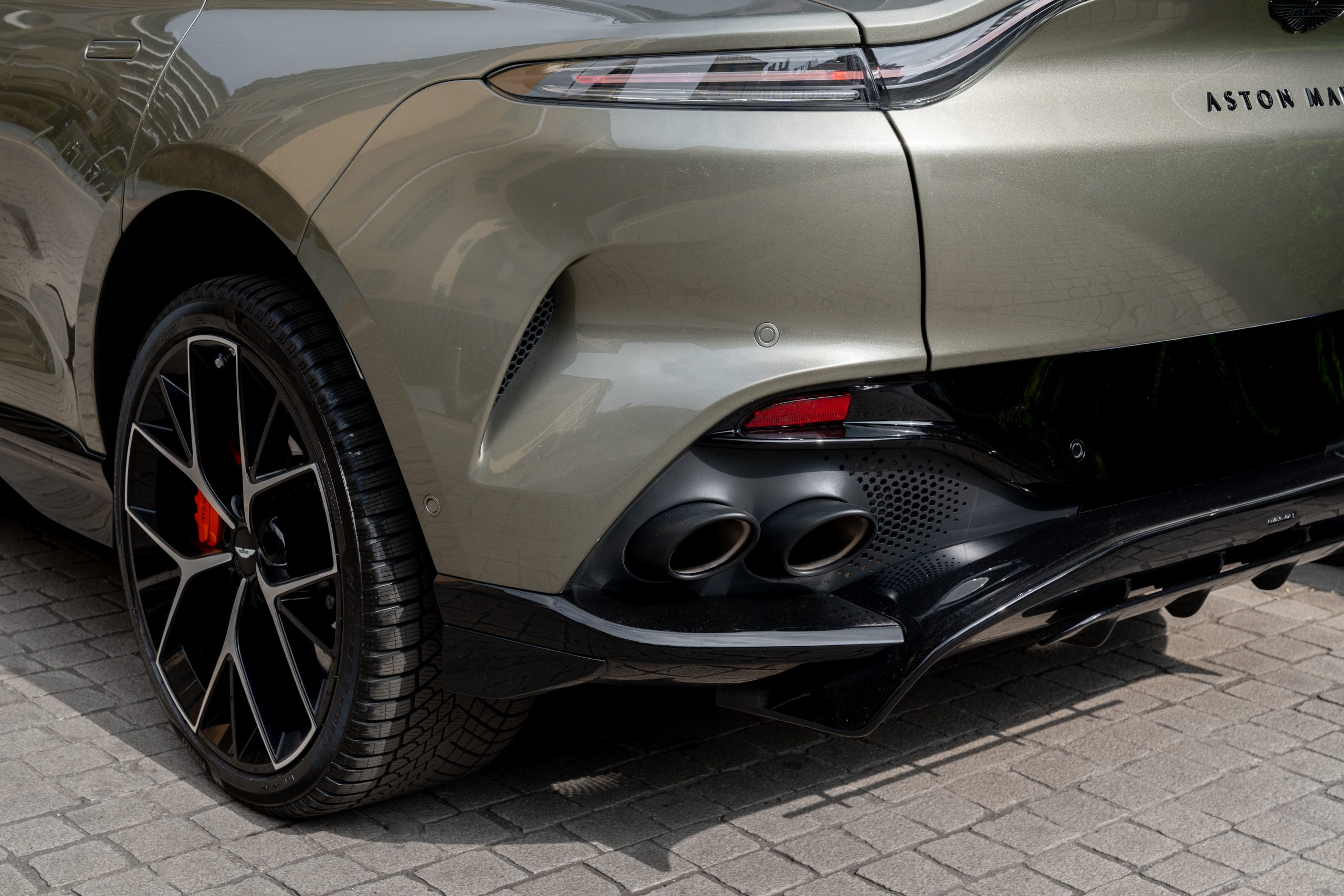 Aston Martin DBX vista 8