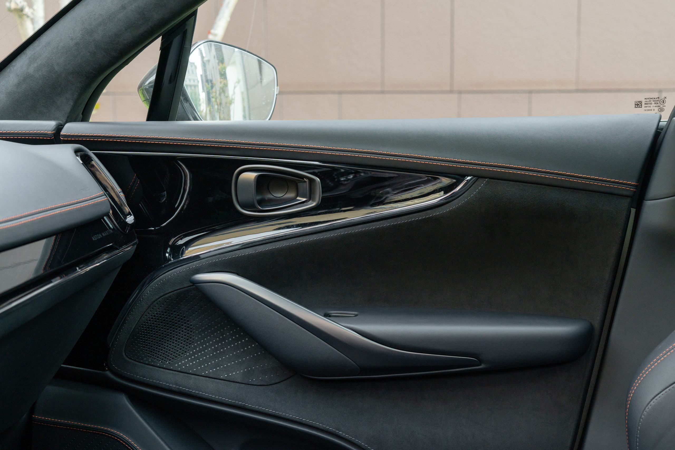 Aston Martin DBX vista 12