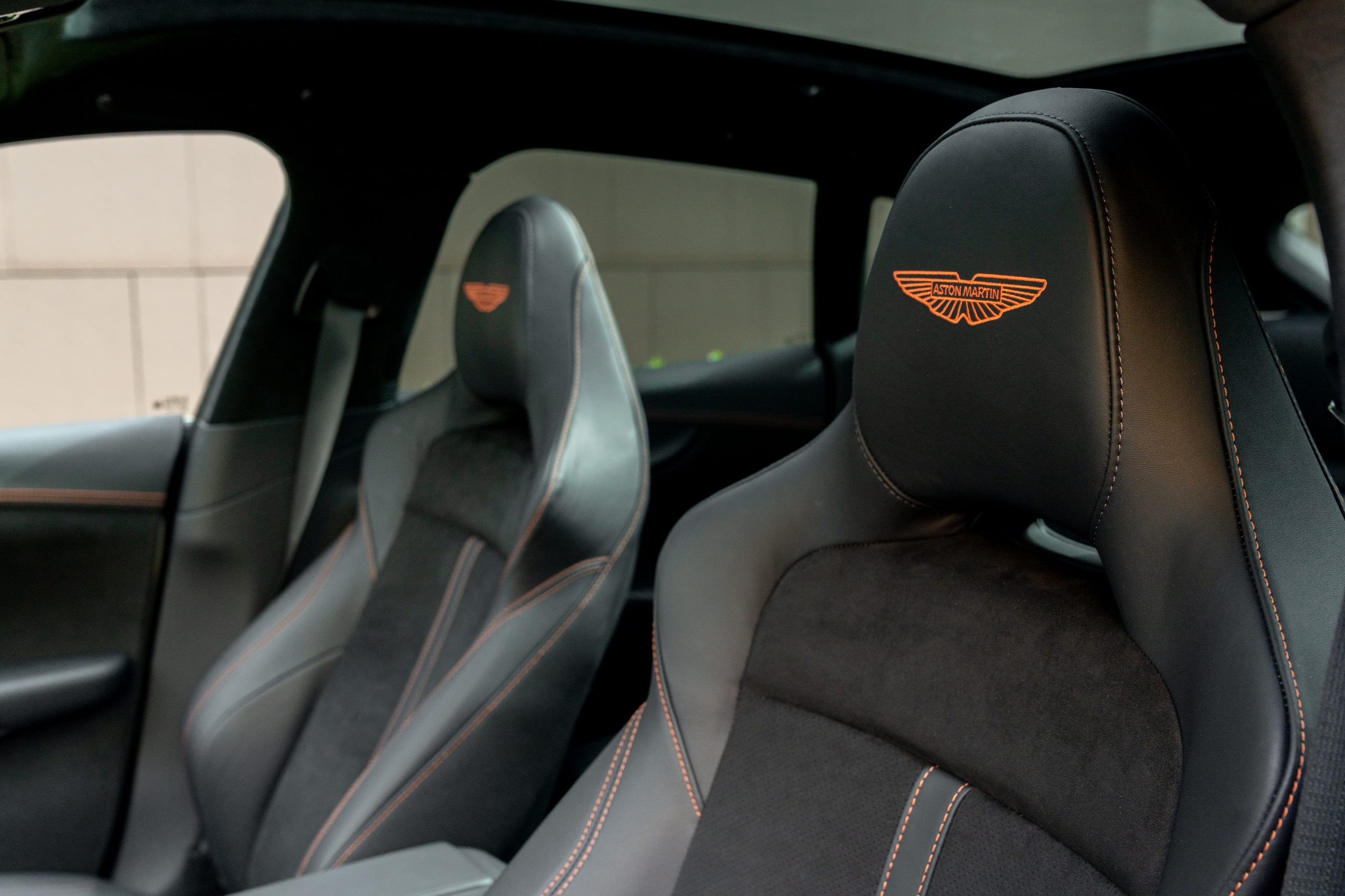 Aston Martin DBX vista 13