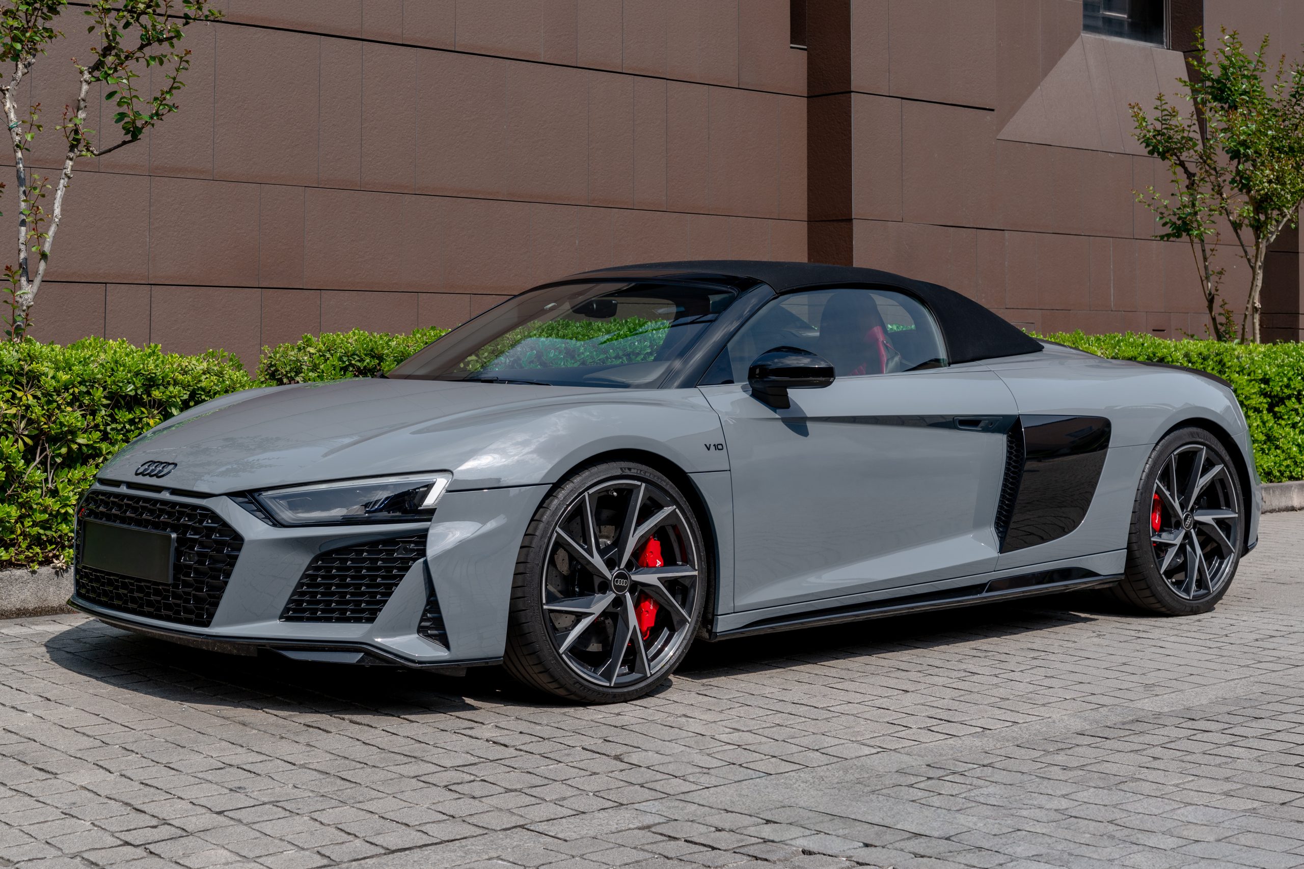 Audi R8 view 3