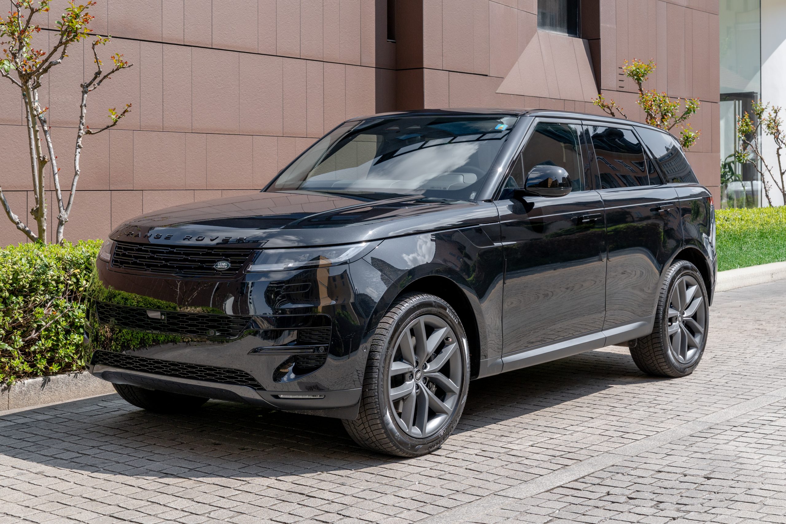 Range Rover Sport view 3