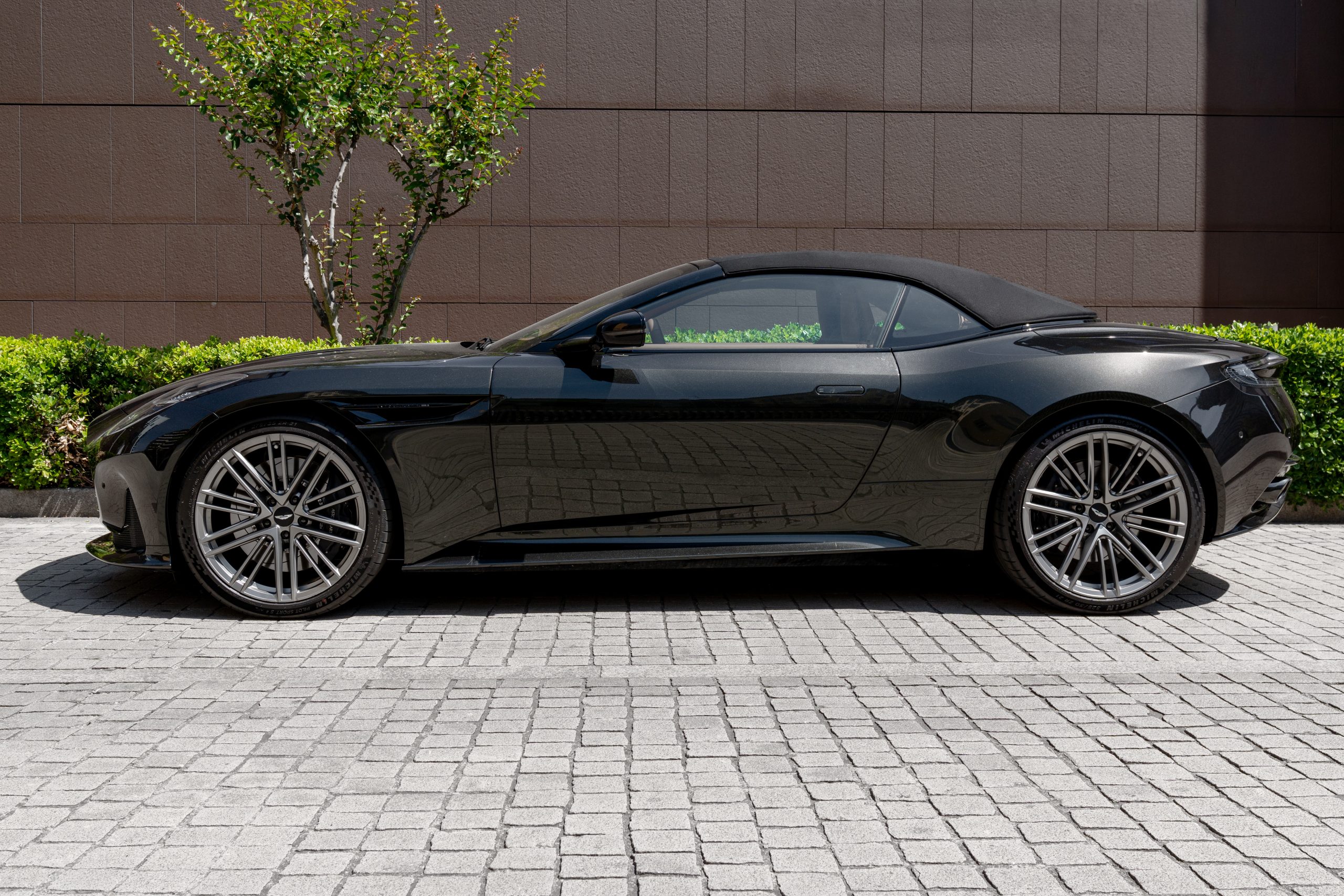 Aston Martin DB12 vista 4