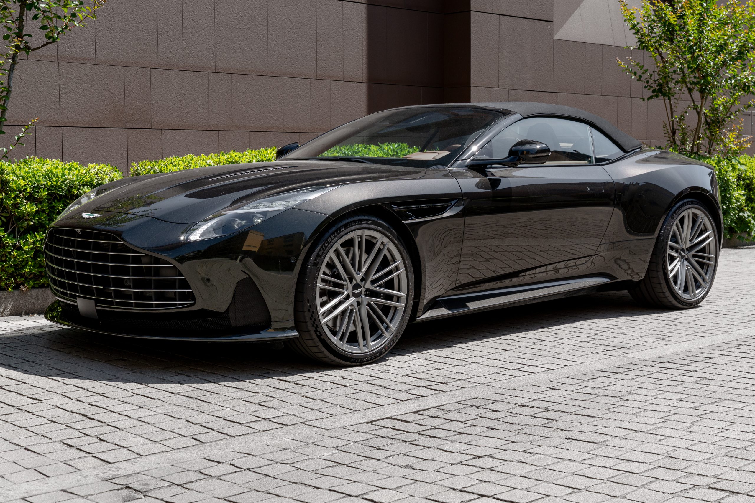 Aston Martin DB12 vista 3