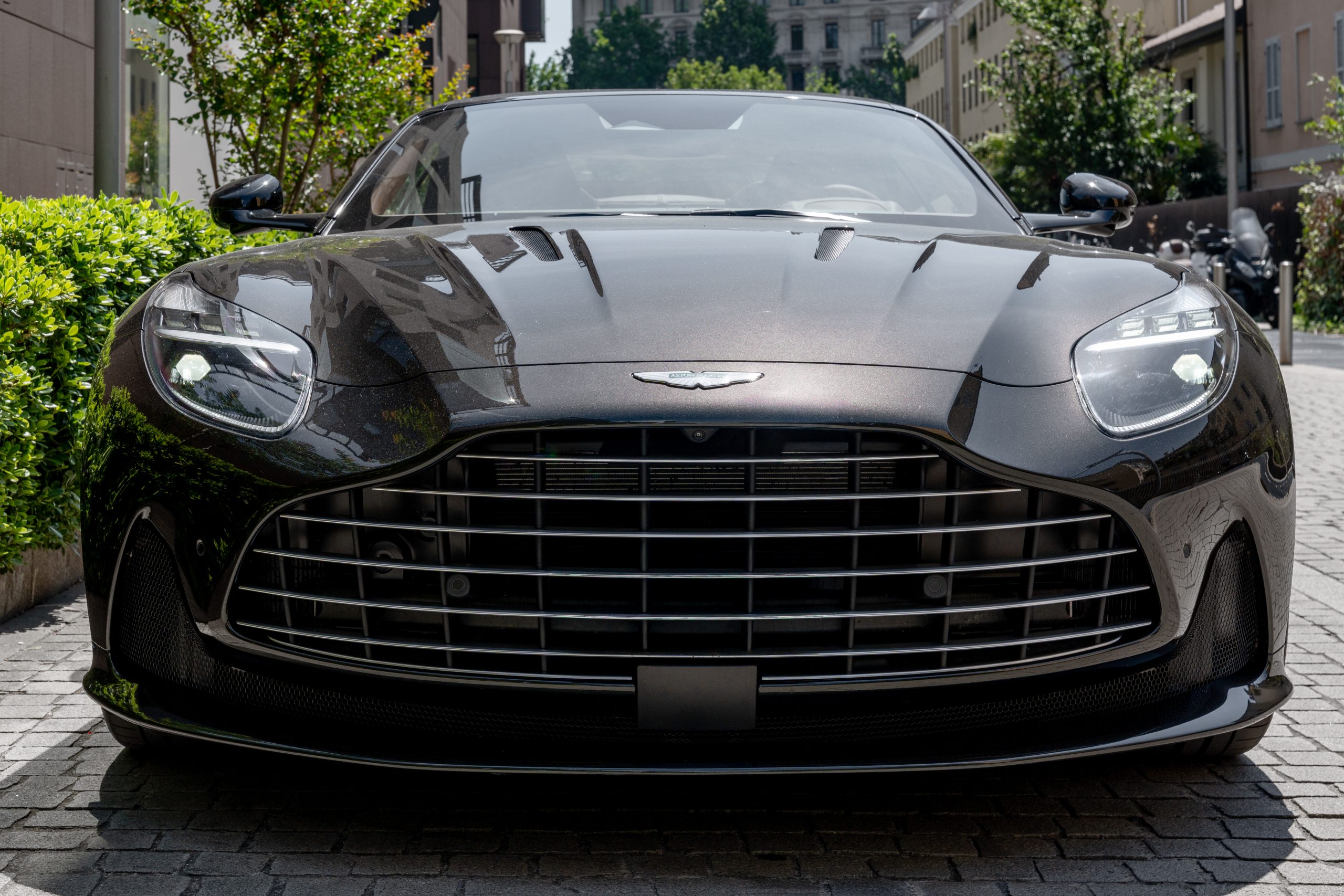 Aston Martin DB12 vista 2