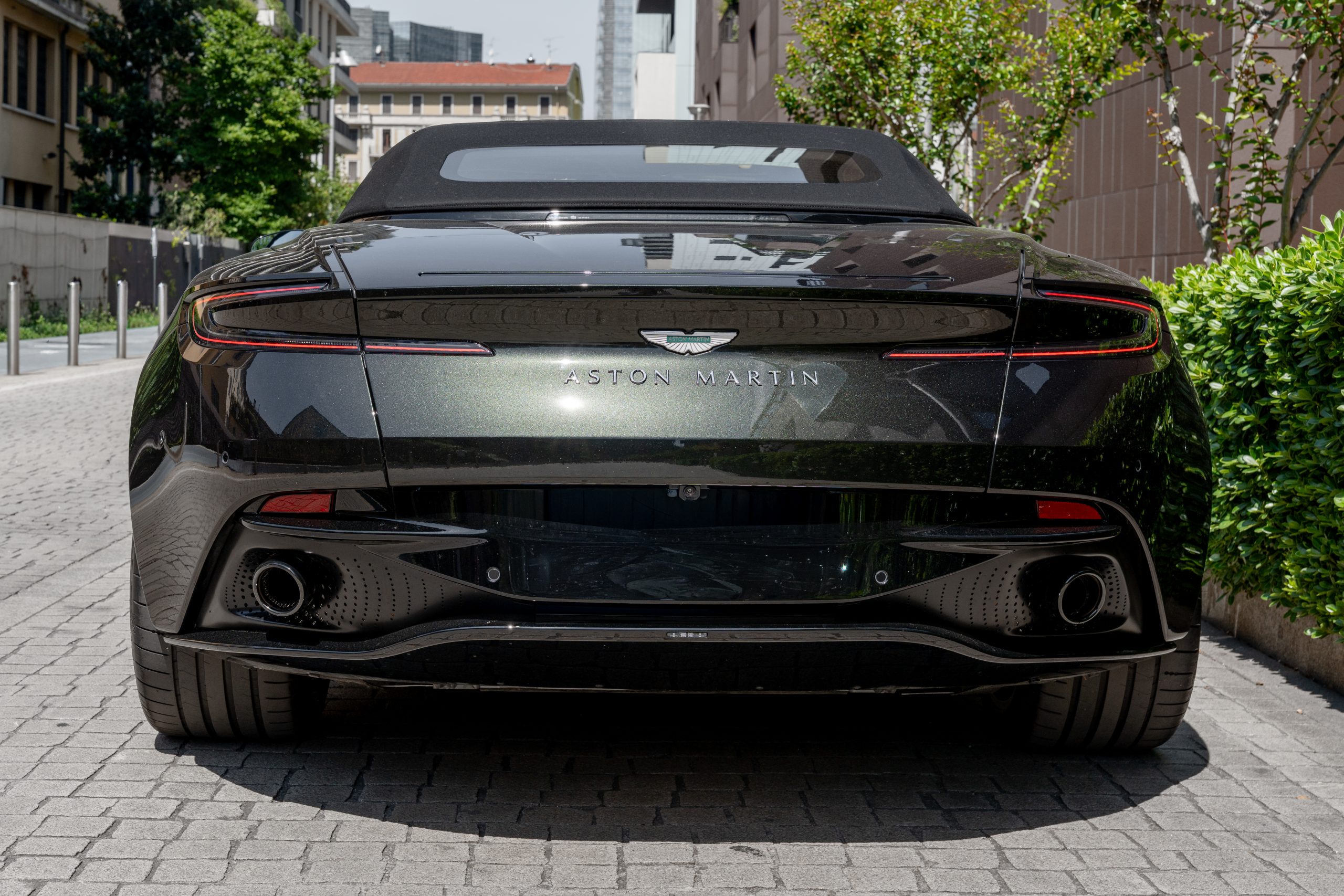 Aston Martin DB12 vista 6