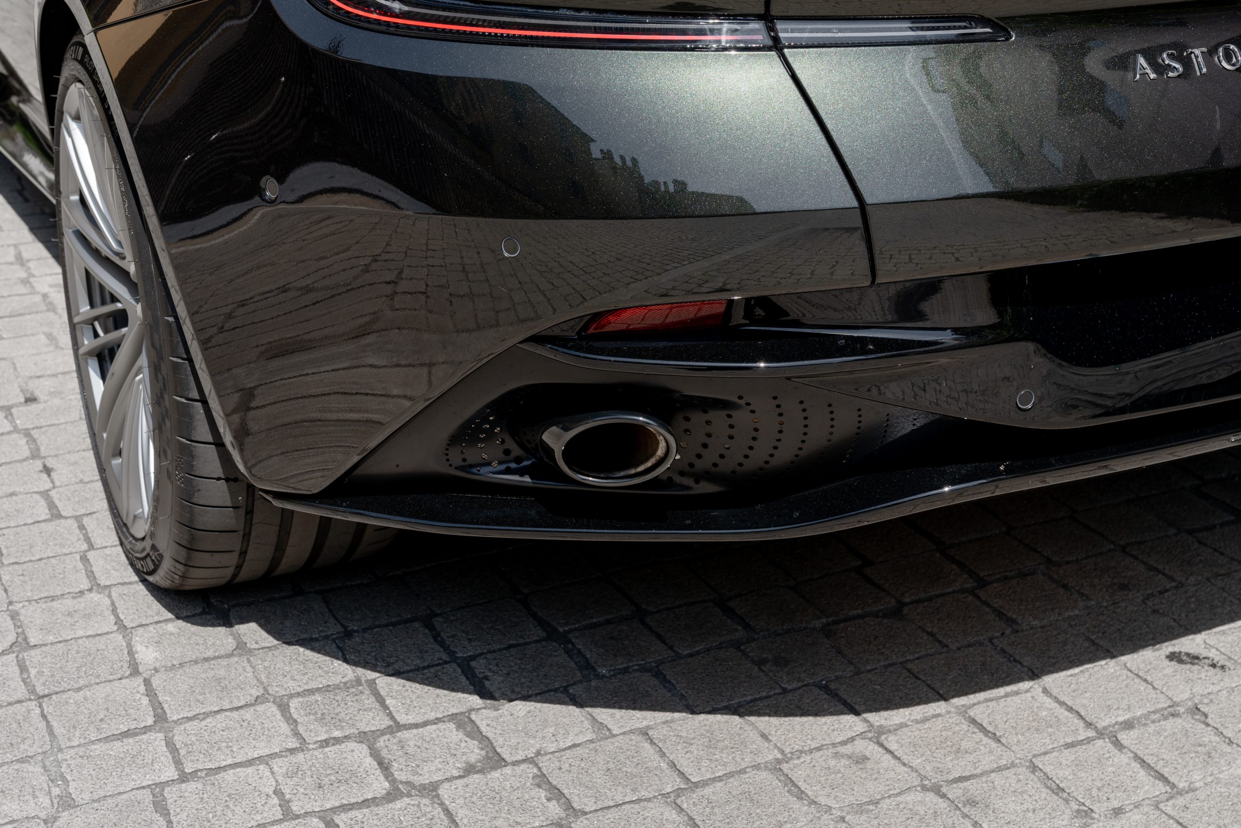 Aston Martin DB12 vista 15