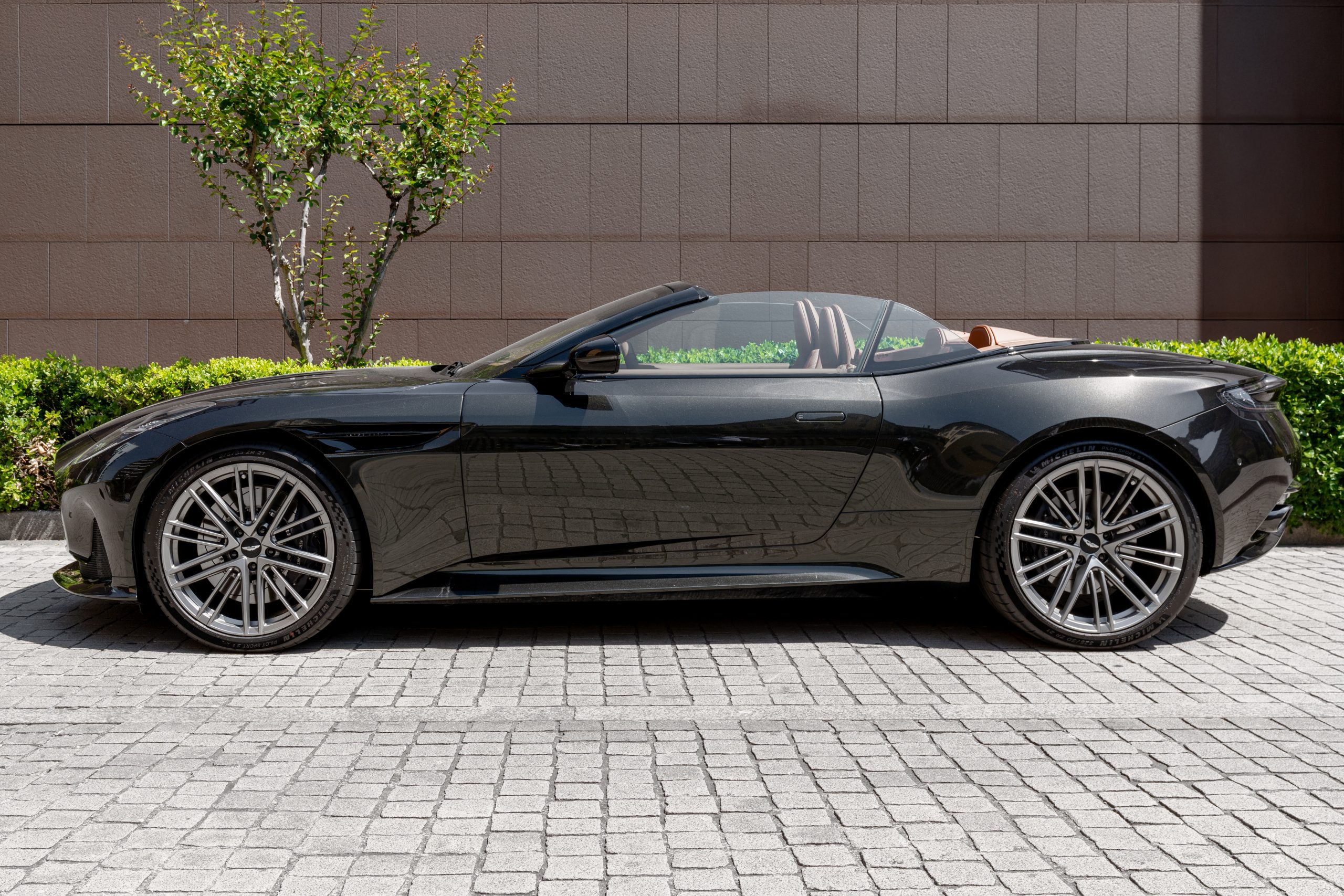 Aston Martin DB12 vista 9