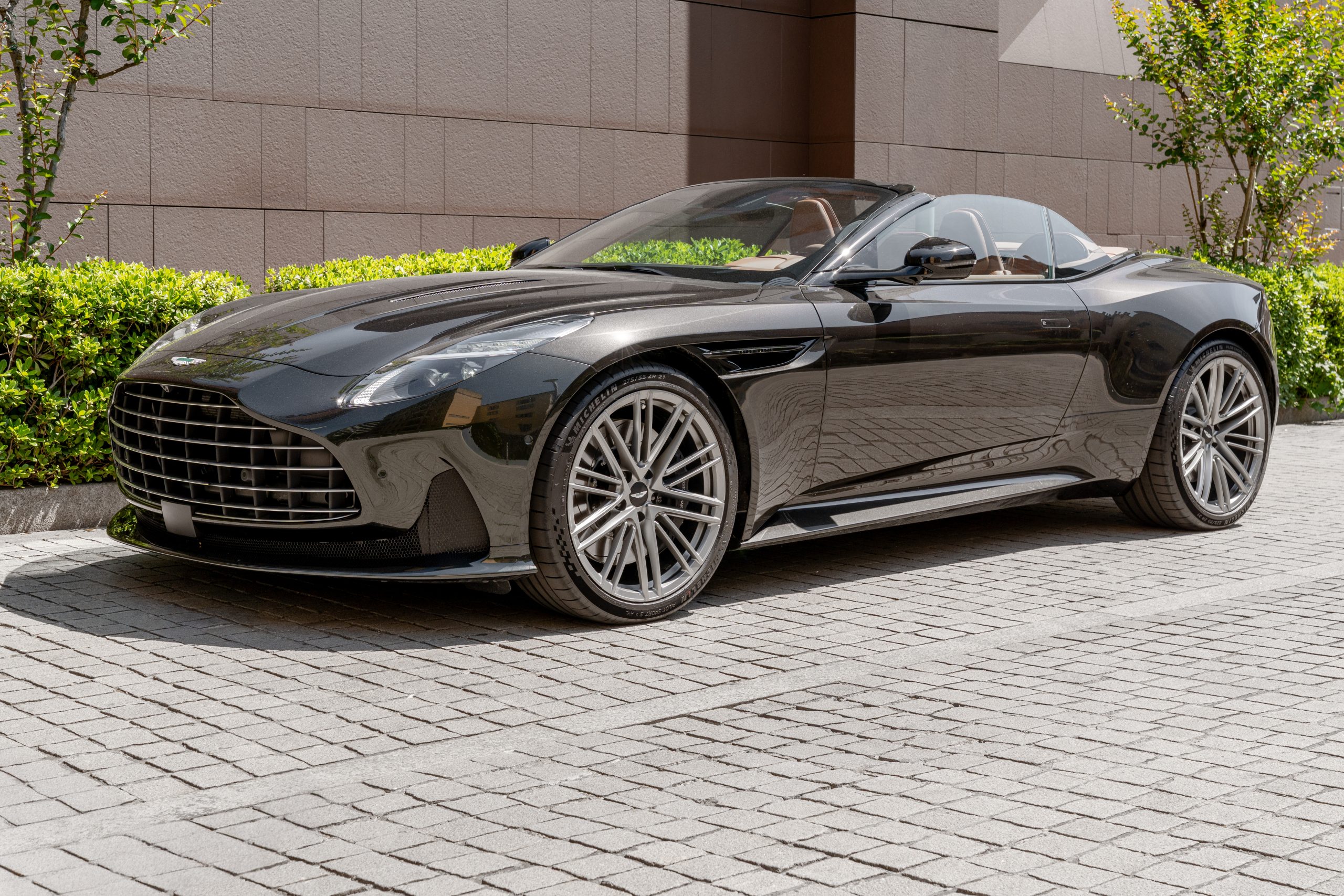 Aston Martin DB12 vista 8