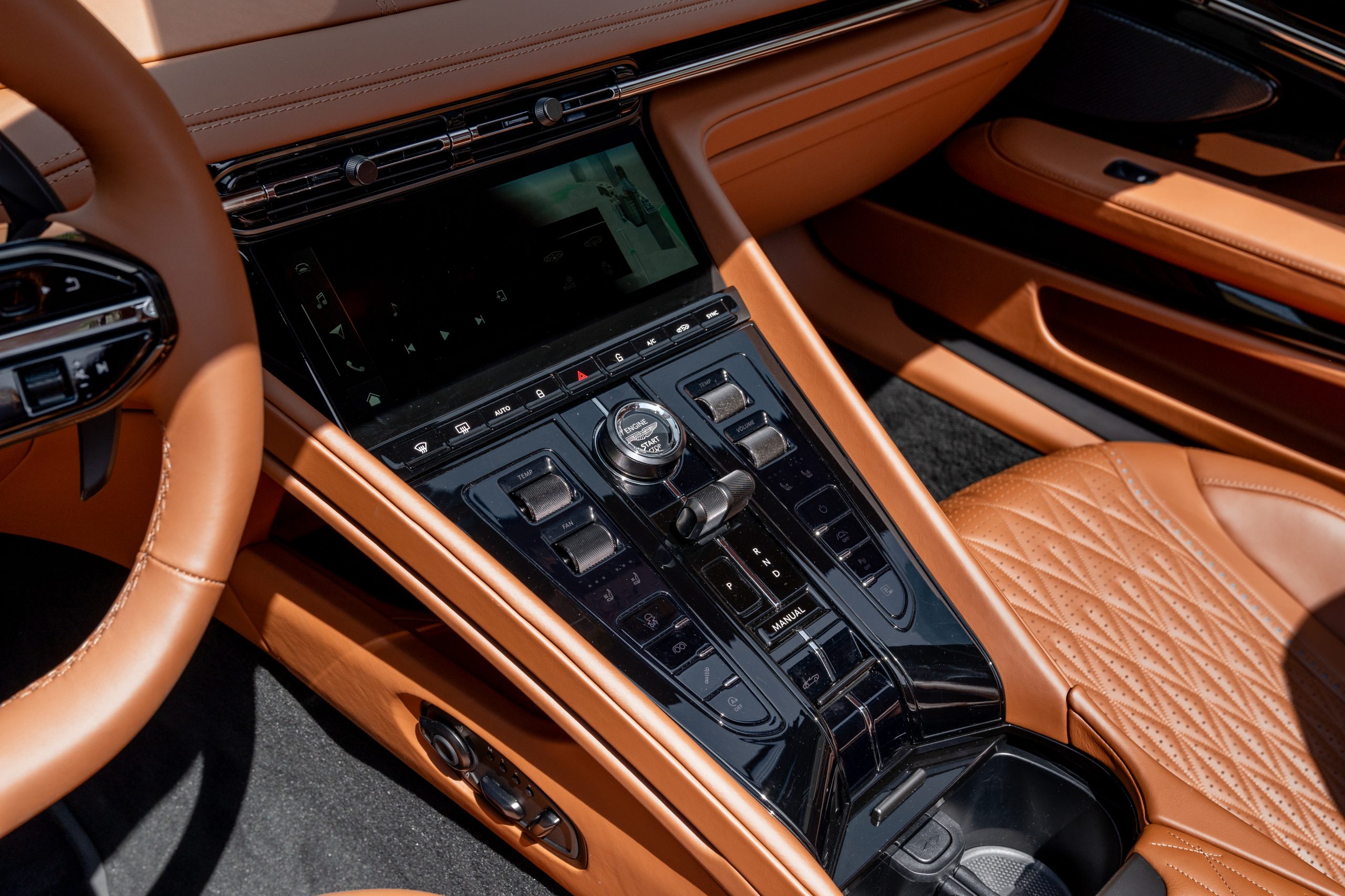 Aston Martin DB12 vista 20