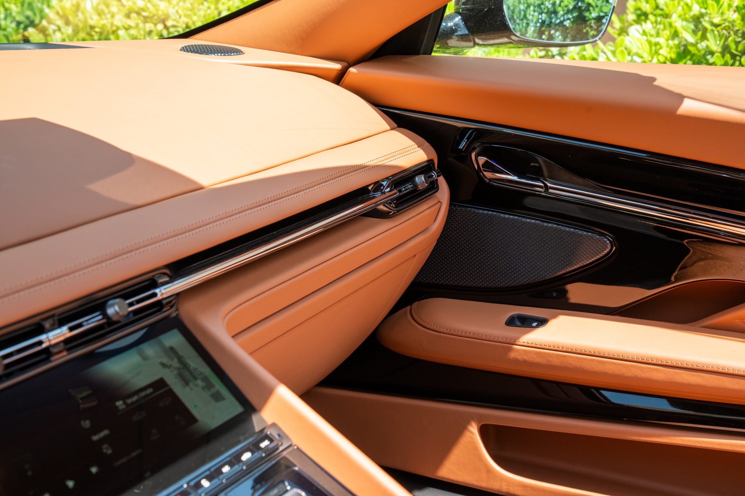 Aston Martin DB12 vista 21